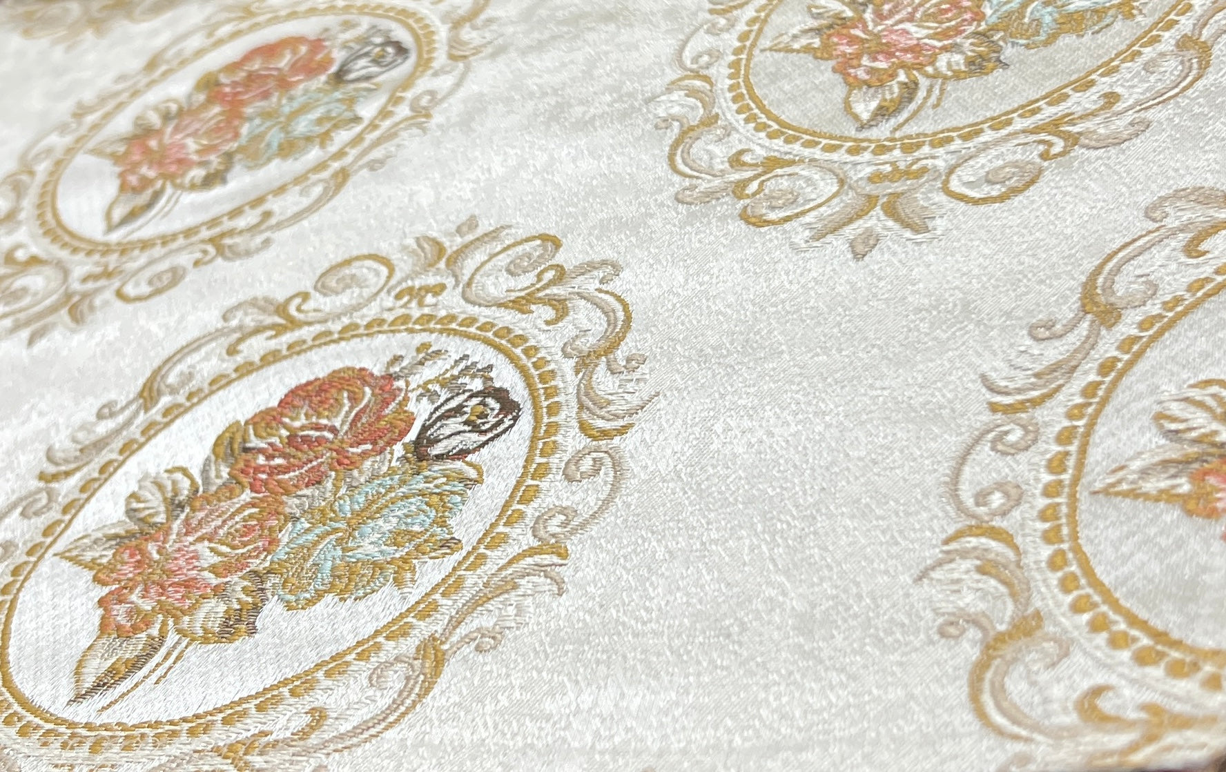 #color_antique-white